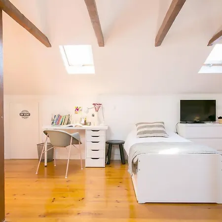Apartment Dafundo-fabulous Duplex Near River Lisbon Ac For 8 Cruz Quebrada